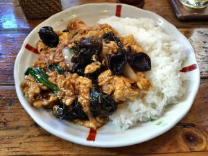 玉子キクラゲ炒め丼